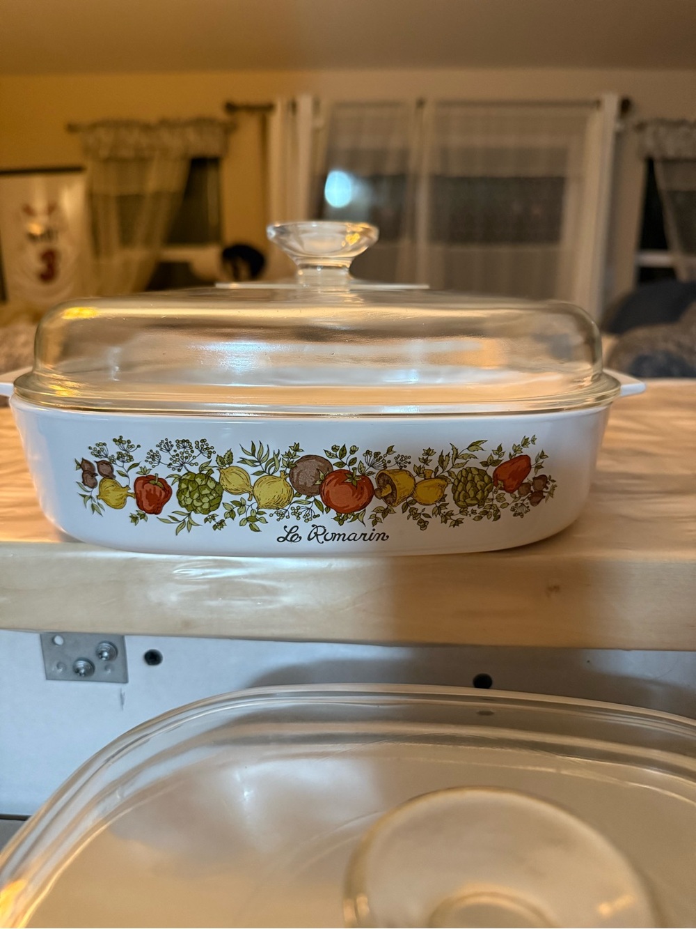Vintg. Ceramic casserole dish Spice of life Pattern, 10x10" in great condition.